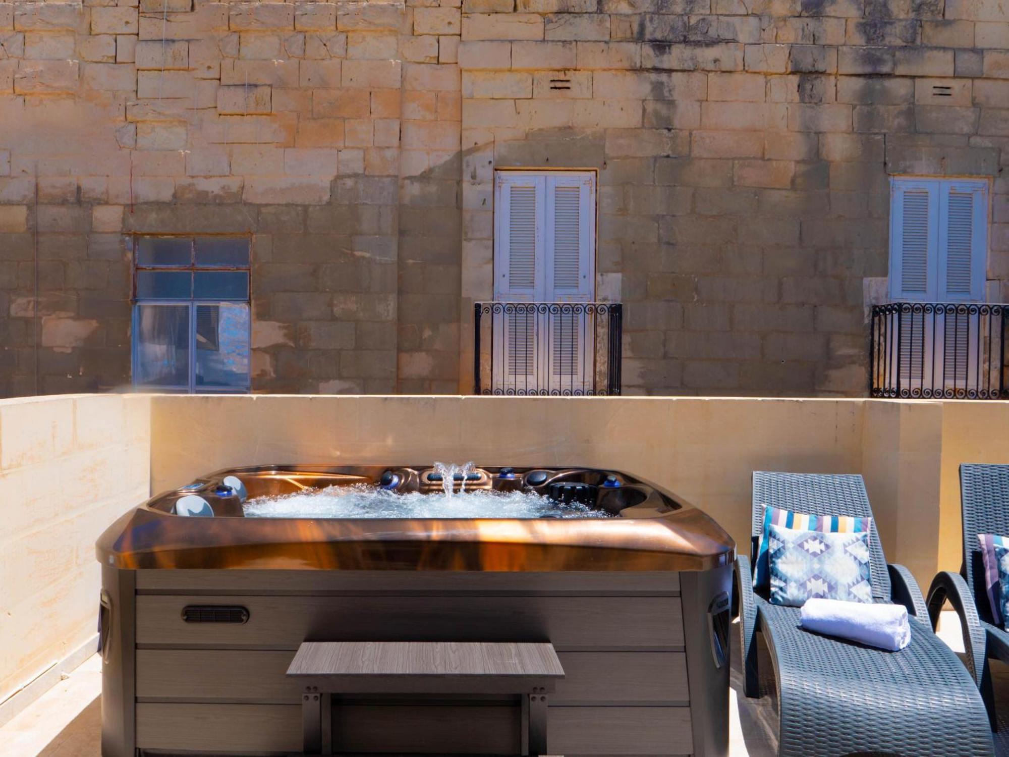 Exquisite 3-Bedroom Duplex Penthouse With Jacuzzi In Valletta Centre Εξωτερικό φωτογραφία