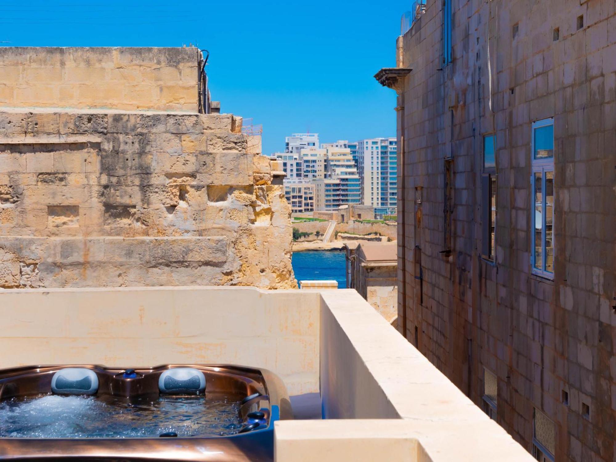 Exquisite 3-Bedroom Duplex Penthouse With Jacuzzi In Valletta Centre Εξωτερικό φωτογραφία